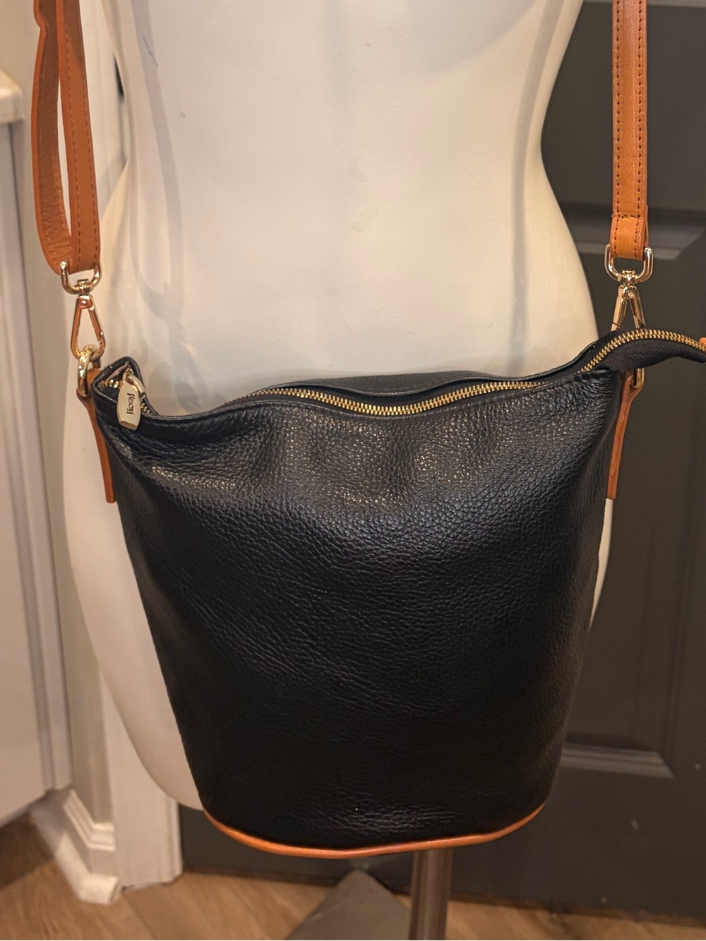 EUC VALENTINA BLACK LEATHER CROSSBODY SHOULDER BAG- 2 STRAPS